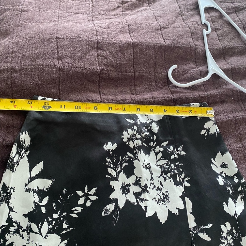 American Eagle Black & White Floral Mini Skirt with Lace Trim - Picture 2 of 4